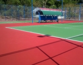 Thi công sân tennis đất cứng chuyên nghiệp với những lớp sơn cao su Polyurethane từ US Decoflex.